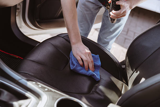 Soin du cuir automobile avec nettoyage et nourrissage pour l’entretien de la sellerie